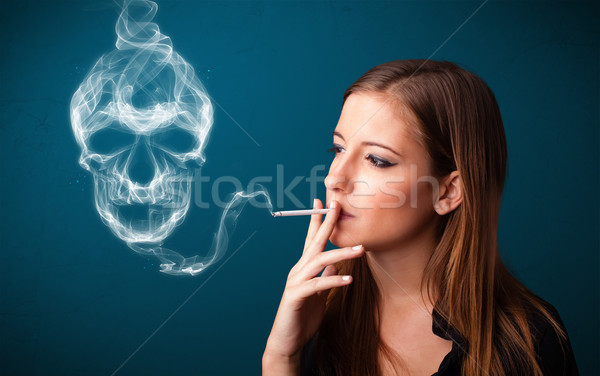 ストックフォト: 若い女性 · 喫煙 · たばこ · 毒性 · 頭蓋骨