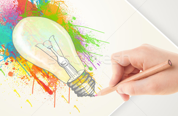 Mână desen hârtie colorat împroşca bec Imagine de stoc © ra2studio