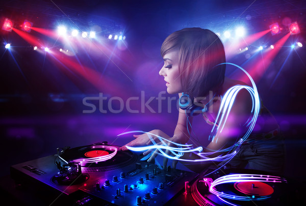 [[stock_photo]]: Disc-jockey · fille · jouer · musique · lumière · poutre