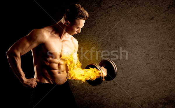 Muskuläre Bodybuilder Heben Gewicht flammenden Bizeps Stock foto © ra2studio