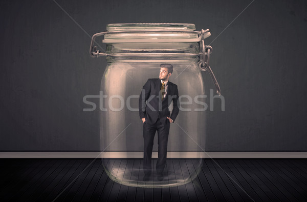 Om de afaceri prins sticlă borcan birou spaţiu Imagine de stoc © ra2studio