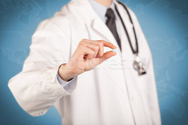 Arzt weiß halten Pille männlichen Arzt Mantel Stock foto © ra2studio
