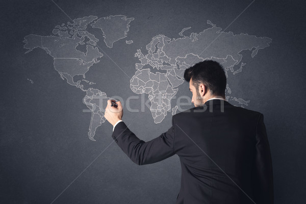 Om de afaceri hartă a lumii tineri costum negru în picioare negru Imagine de stoc © ra2studio