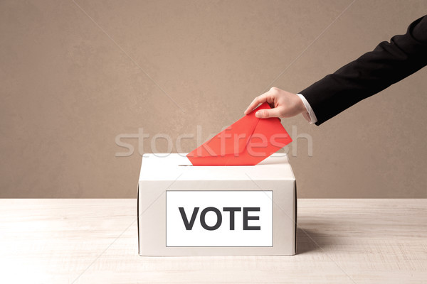 Foto stock: Masculino · mão · votar · cédula · caixa