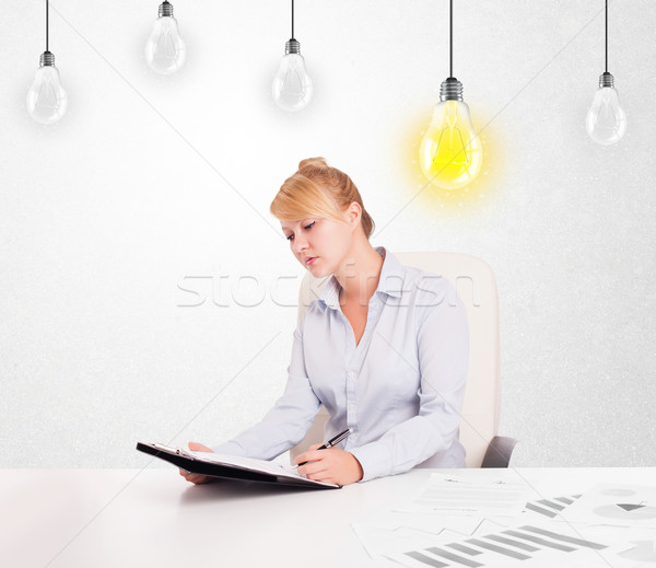 Mulher de negócios sessão tabela idéia lâmpadas brilhante Foto stock © ra2studio