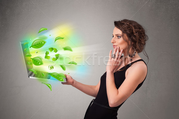 [[stock_photo]]: Femme · portable · recycler · environnement