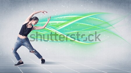 Hip hop dansator prezinta verde linii arata bine Imagine de stoc © ra2studio