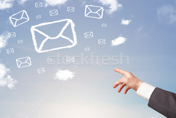 Mână îndreptat poştă simbol nori Blue Sky Imagine de stoc © ra2studio