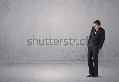 Jungen Geschäftsmann stehen verwechselt überrascht Umsatz Stock foto © ra2studio