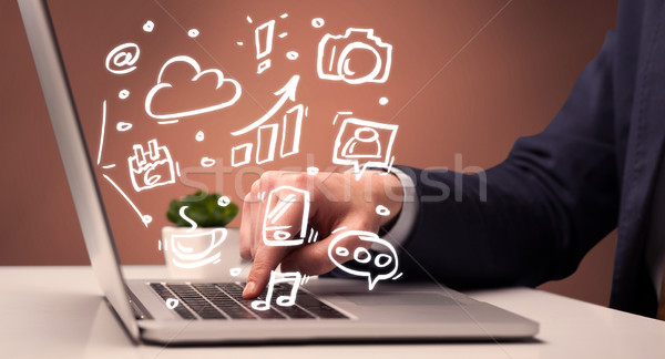 Foto stock: Trabalhador · de · escritório · sessão · laptop · elegante · empresário · secretária