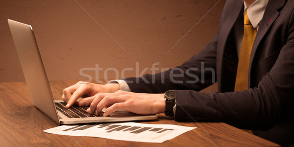 Сток-фото: бизнесмен · костюм · рабочих · ноутбука · служащий · элегантный