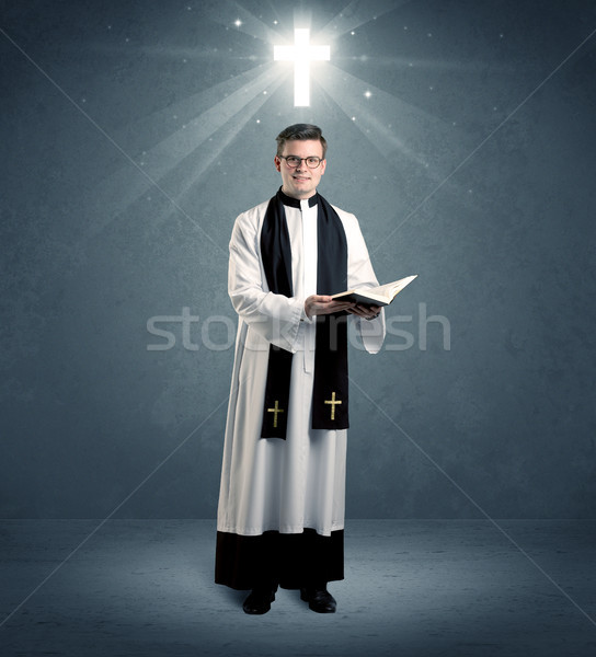 Tineri preot binecuvantare caucazian adanc credinţă Imagine de stoc © ra2studio