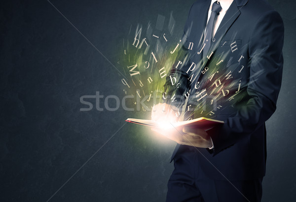 Stockfoto: Zakenman · boek · brief · werk · trein