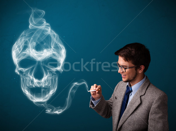 Foto stock: Moço · fumador · perigoso · cigarro · tóxico · crânio