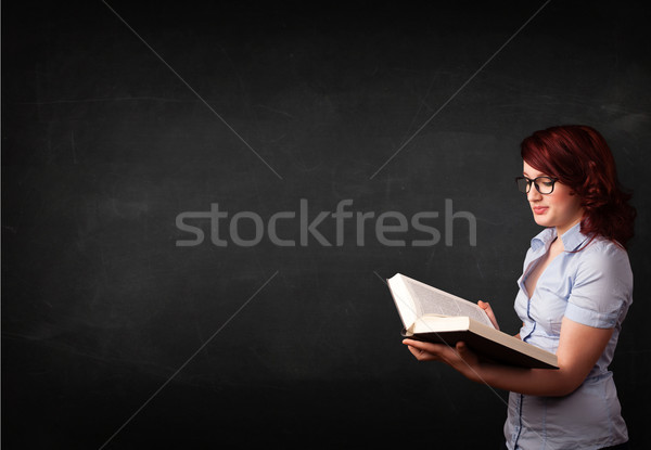 Stockfoto: Jonge · dame · lezing · boek · Blackboard · meisje