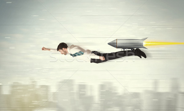 Superhero om de afaceri care zboară jet împacheta rachetă Imagine de stoc © ra2studio