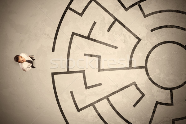 Perdu homme d'affaires regarder façon circulaire labyrinthe [[stock_photo]] © ra2studio