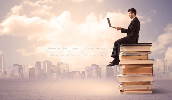 Affaires portable séance livres sérieux étudiant [[stock_photo]] © ra2studio