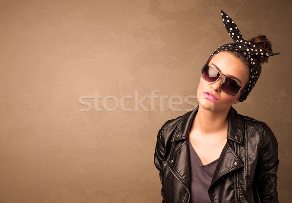 [[stock_photo]]: Portrait · jeunes · jolie · femme · lunettes · de · soleil · espace · de · copie · brun