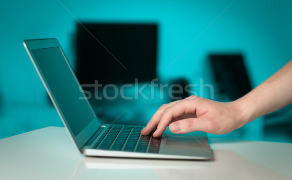 Biznesmen nowoczesne laptop kolorowy biuro Zdjęcia stock © ra2studio