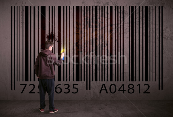Jóvenes urbanas pintor dibujo código de barras pared Foto stock © ra2studio