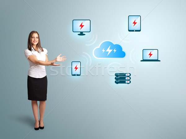 Stock fotó: Fiatal · nő · bemutat · felhő · alapú · technológia · hálózat · gyönyörű · kéz