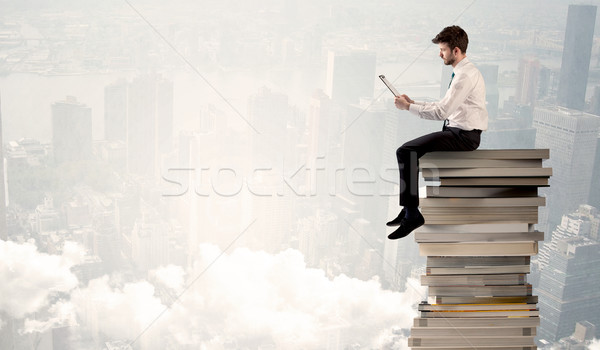 Student miasta posiedzenia książek poważny Zdjęcia stock © ra2studio