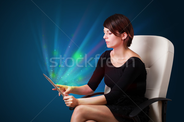 Stok fotoğraf: Genç · kadın · bakıyor · modern · tablet · soyut · ışıklar