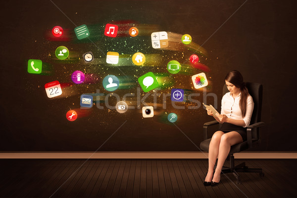 Mujer de negocios sesión silla de oficina tableta colorido aplicación Foto stock © ra2studio