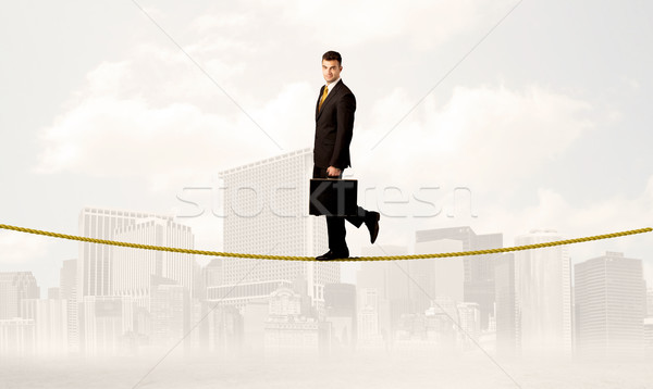 Om de afaceri echilibrare frânghie tineri elegant Imagine de stoc © ra2studio