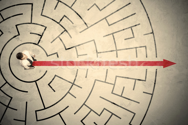 Homme d'affaires permanent circulaire labyrinthe rouge flèche [[stock_photo]] © ra2studio