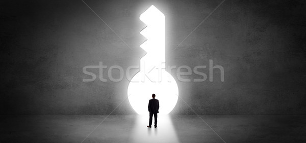 Empresário em pé grande buraco de fechadura sozinho negócio Foto stock © ra2studio