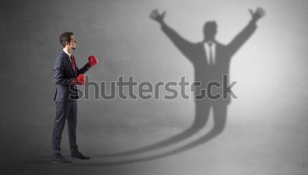 Om de afaceri puternic erou umbră în picioare roşu Imagine de stoc © ra2studio
