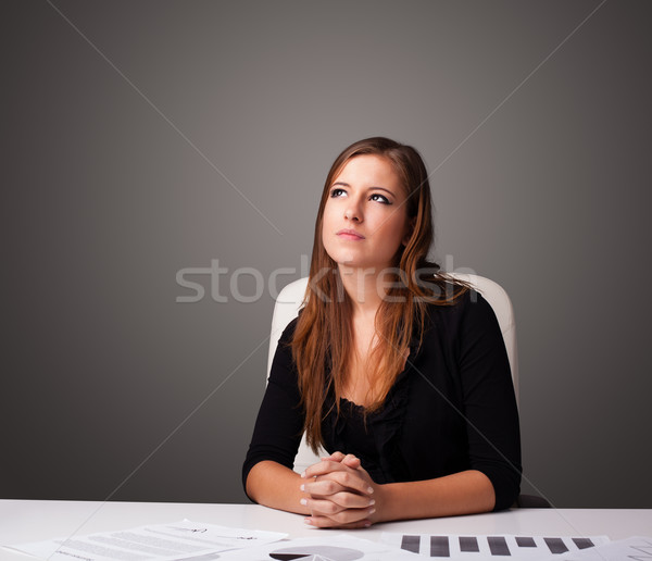 女實業家 坐在 辦公桌 文書 美麗 年輕 商業照片 © ra2studio