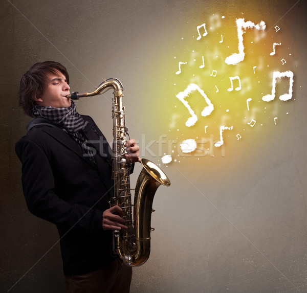 Gut aussehend Musiker spielen Saxophon Musiknoten jungen Stock foto © ra2studio