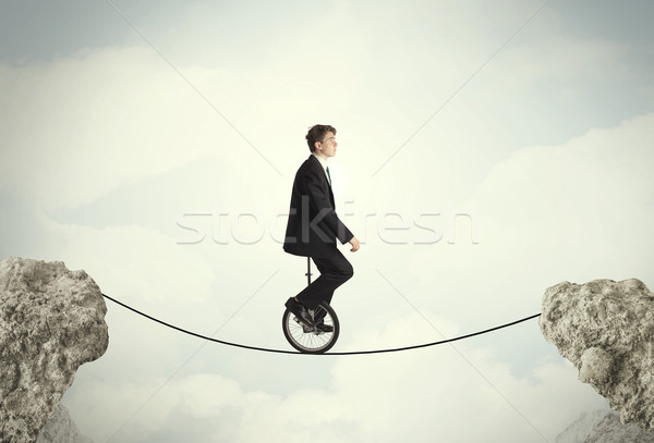 Trotzen Geschäftsmann Reiten Zyklus Klippen Business Stock foto © ra2studio