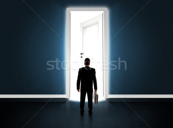 Foto stock: Homem · de · negócios · olhando · grande · brilhante · porta