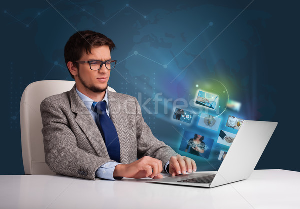 Foto stock: Atractivo · joven · sesión · escritorio · viendo · foto