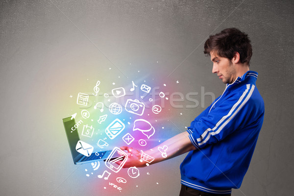 Ocazional tânăr laptop colorat Imagine de stoc © ra2studio