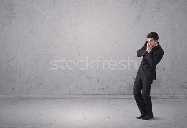 Jungen Geschäftsmann stehen verwechselt überrascht Umsatz Stock foto © ra2studio