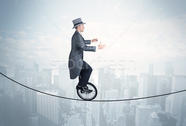 Odważny facet jazda konna liny powyżej Cityscape Zdjęcia stock © ra2studio