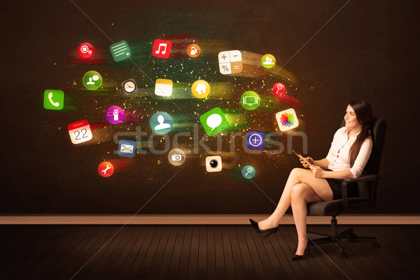 Femeie de afaceri şedinţei scaun de birou comprimat colorat app Imagine de stoc © ra2studio