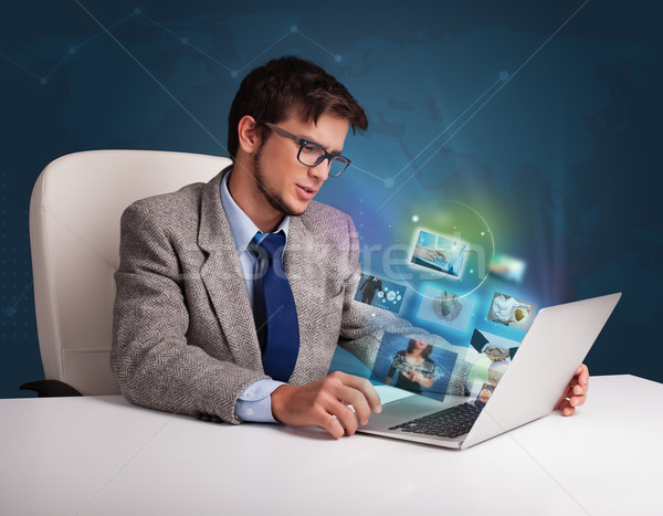 Aantrekkelijk jonge man vergadering bureau kijken foto Stockfoto © ra2studio