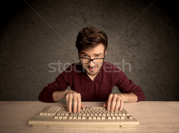 Computer geek digitando tastiera giovani Foto d'archivio © ra2studio