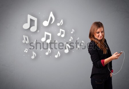 Dość młoda kobieta śpiewu słuchanie muzyki muzyki zauważa na zewnątrz Zdjęcia stock © ra2studio