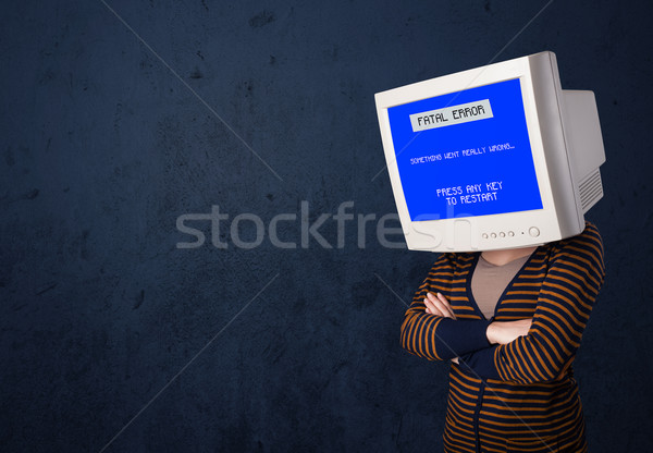 Persoană monitoriza cap eroare albastru ecran Imagine de stoc © ra2studio