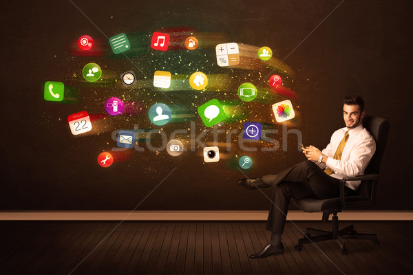 商人 坐在 辦公椅 片劑 應用程序 商業照片 © ra2studio