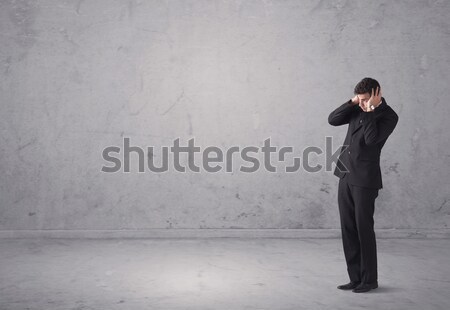 Jungen Geschäftsmann stehen verwechselt überrascht Umsatz Stock foto © ra2studio