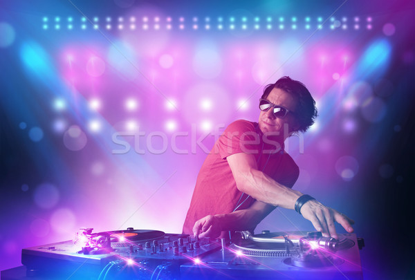 [[stock_photo]]: Disc-jockey · musique · platines · stade · lumières · jeunes