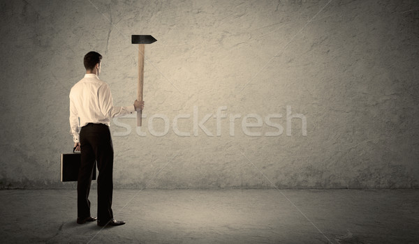 Geschäftsmann stehen schmutzig Wand Hammer Kopie Raum Stock foto © ra2studio
